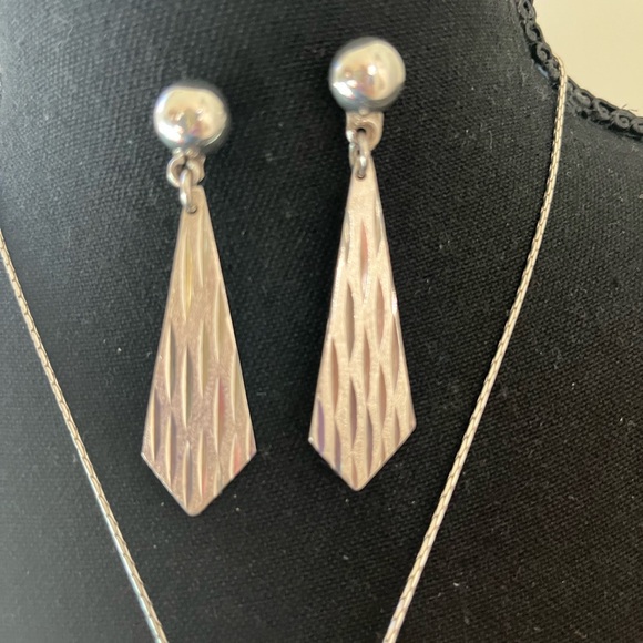 What a Fun Chain Necklace! Stunning 925 Earrings. 19” Necklace with 8”Fringe. - Picture 4 of 7